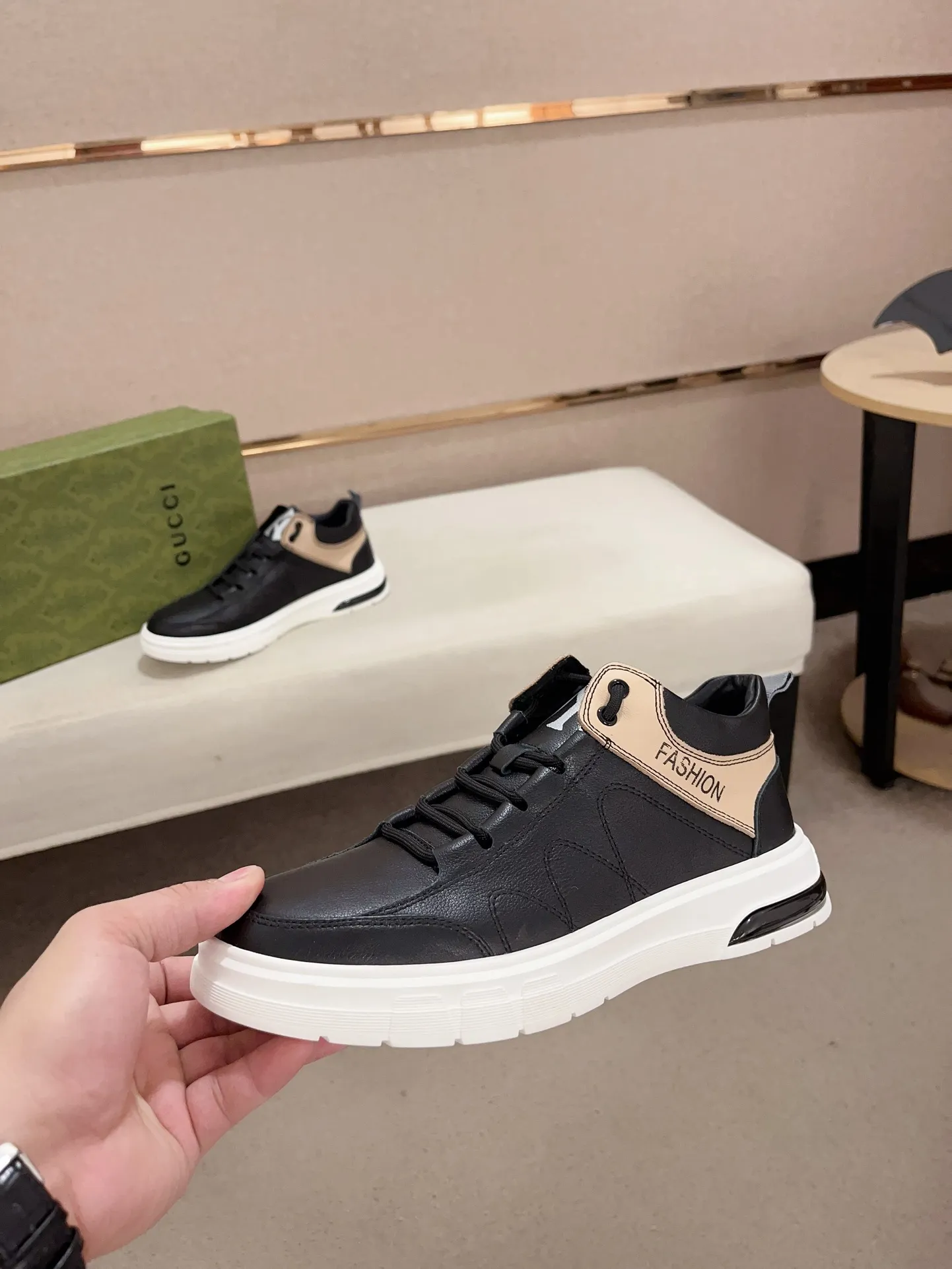 Men's shoes 💰 440 💰 High-quality new high-top GUCCI counters are on the market at the same time. The new men's shoes, 😘fabrics are selected imported cowhide, lining: sheepskin lining. 👍🏿 High-end ☄️ air-cushion molded anti-slip rubber outsole, exquisite lines, simple and elegant, comfortable and high-end for leisure travel. Code number: 38 to 44 (45 can be customized and cannot be returned or exchanged)